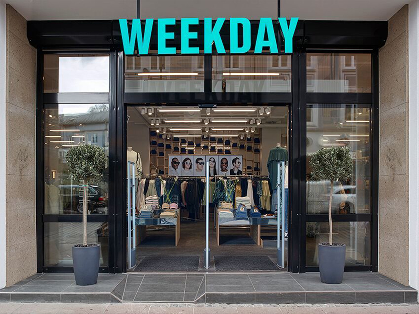 Weekday Store Shop Leuchtschrift Eröffnung