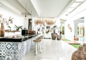 <b>Canggu Strand, Casa Meeblick, Bali (78 Euro)</b> <br> Eine Küche mit den Instagram-tauglichsten Kacheln, die ihr jemals gesehen habt? Check! Ein an diese Küche direkt angrenzender Swimmingpool? Check! Vollzeit-Personal und Massagen auf Abruf? Check!