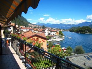 <b>Zimmer mit Aussicht am Comer See, Italien (83 Euro)</b> <br> Da am Comer See alles teuer ist, grenzt es fast an ein Wunder, dass dieses kleine Juwel erschwinglich ist. Allein die Terrasse ist den Preis wert.