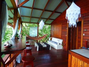 <b>Öko-Haus im Dschungel in Bocas del Toro, Panama (75 Euro)</b> <br> Panama ist eigentlich für seine Pfahlbauten bekannt – aber an diesem Haus lieben wir, dass es hoch oben im Dschungel versteckt ist und man vom Dach der Bäume aufs Wasser sieht. Das komplett aus Holz gebaute Haus wird durch eine Solarzelle mit Strom versorgt und ist nur ein paar Schritt von einer privaten Anlegestelle mit einer Tiki-Hütte voller Hängematten entfernt.