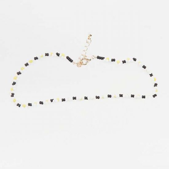 <b>Urban Outfitters</b>, Fußkette mit Perlen <br>Fußkettchen mit kleinen Perlen im Gänseblümchen-Design, ca. 12 Euro