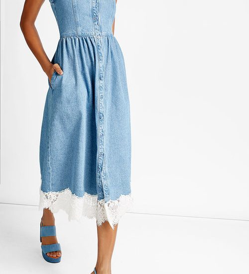 Knopfleisten-Jeanskleid mit Spitzensaum von SJYP über Stylebob, ca. 295 Euro