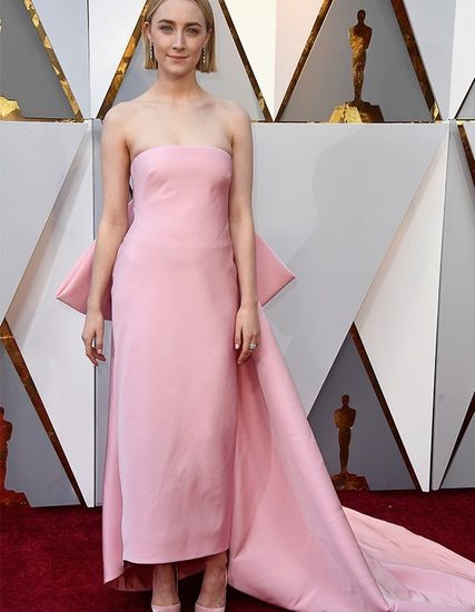 Manchmal ist weniger mehr, wie Saoirse Ronan in diesem klassischen pinkfarbenen Calvin-Klein-Dress a la Marilyn Monroe zeigt.
