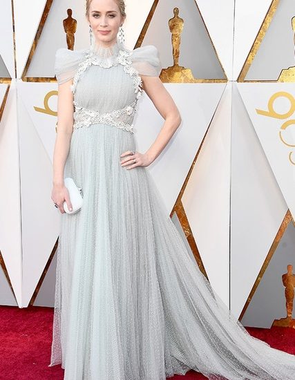 Emily Blunt ist ebenfalls eine märchenhafte Göttin in diesem Schiaparelli-Kleid.