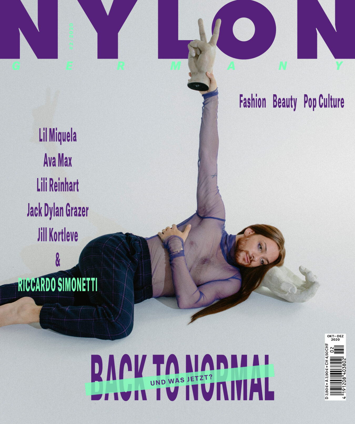 Magazincover NYLON Germany Riccardo Simonetti Mann mit langen Haaren liegt auf Boden und hält Hand