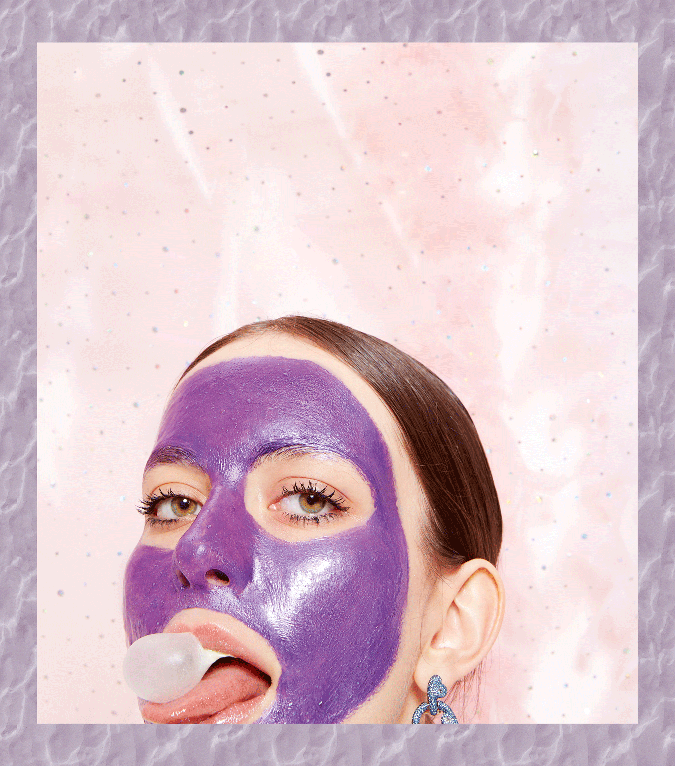 frau mit gesichtsmaske woman with face mask purple klarna app