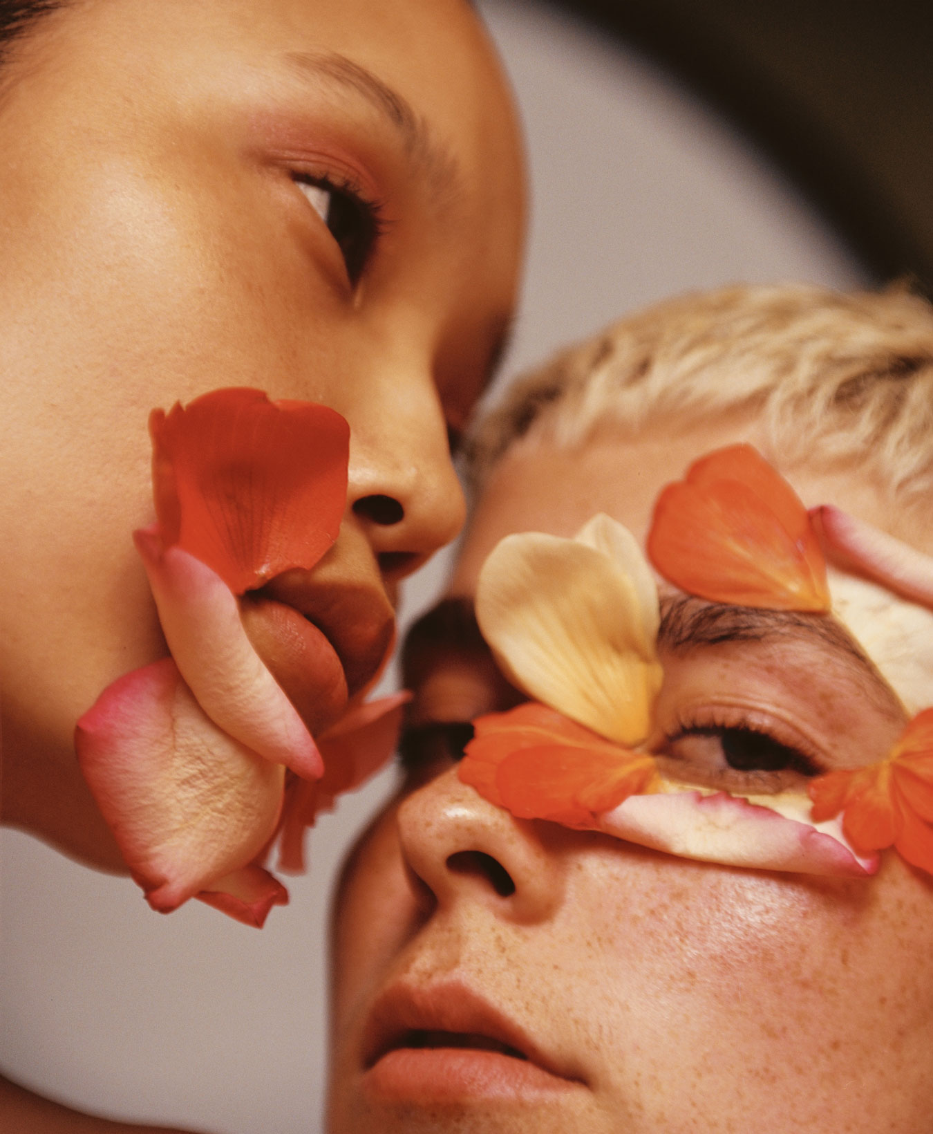 Clean Beauty zwei Frau mit Blumenblättern im Gesicht