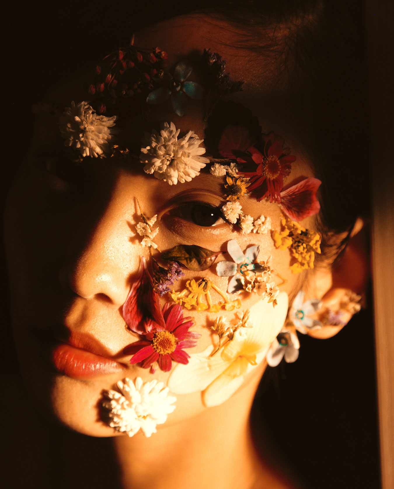 Clean Beauty Frau mit Blumenblüten im Gesicht
