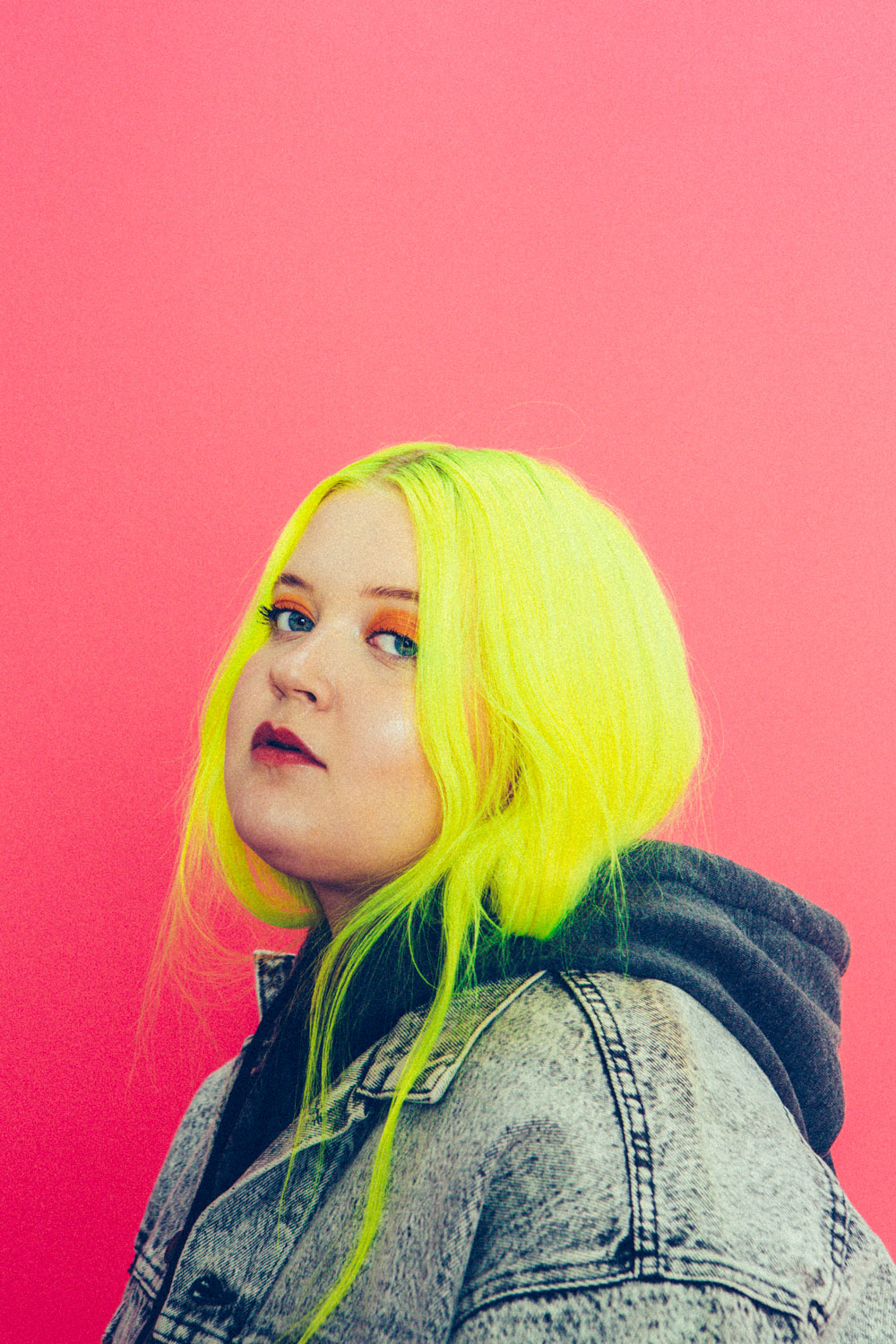 alma sängerin finnland neon haare cool