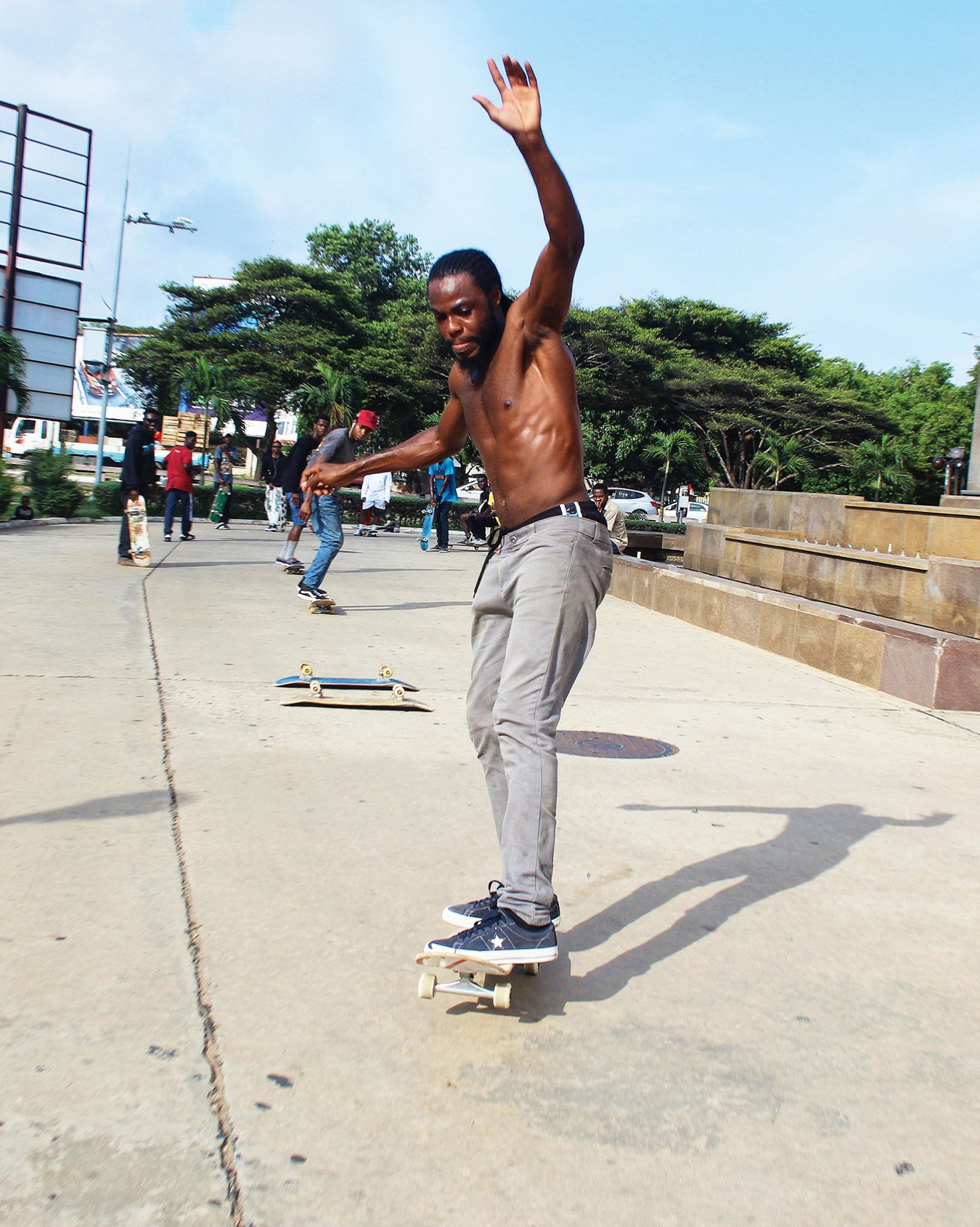 Joshua, Gründer von „Skate Nation Ghana”, skatet für die Foto-Kampagne vom Freedom Skate Park