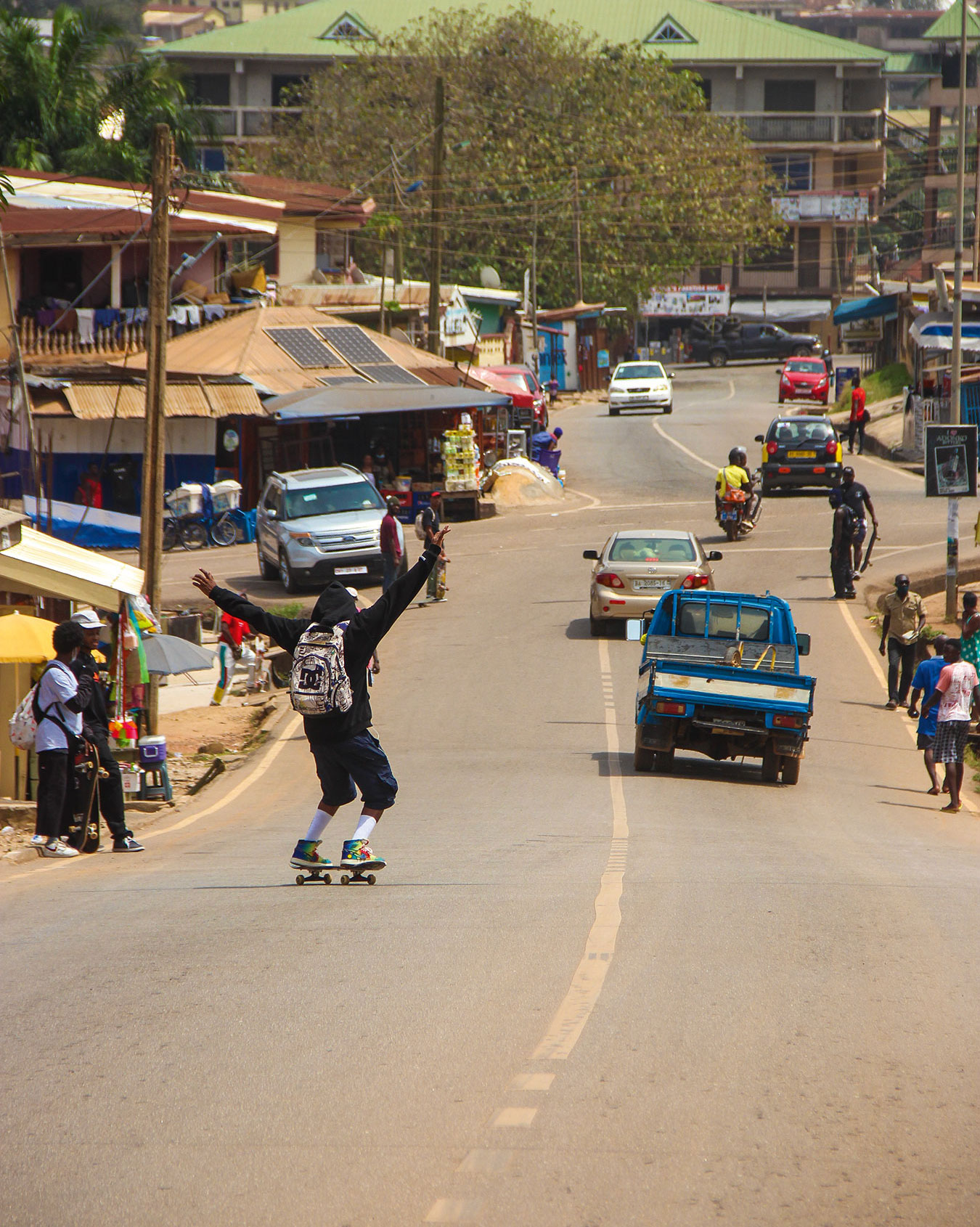 Prince Naah cruist downhill auf den Straßen von Bantama, Kumasi